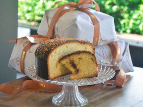 Amaretto Panettone als Geschenk verpackt