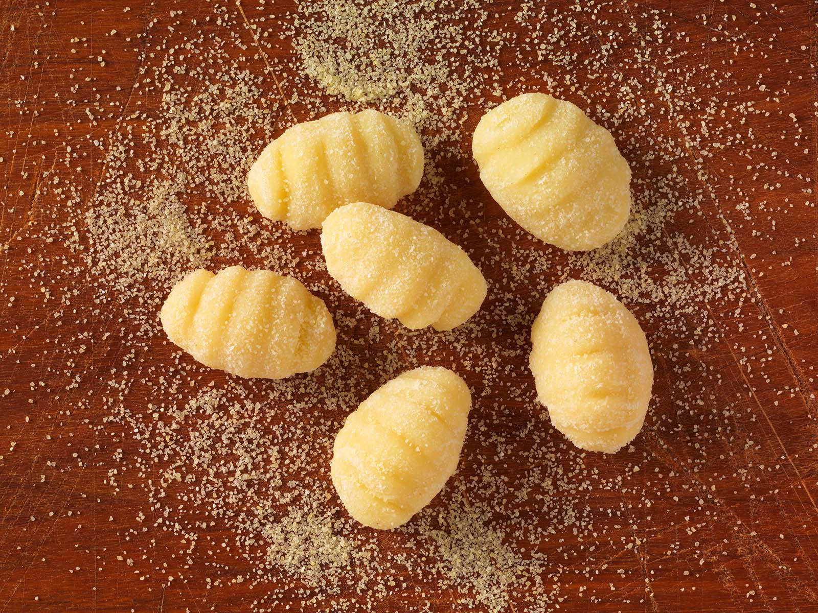 Frische italienische Gnocchi aus Baden auf Brett