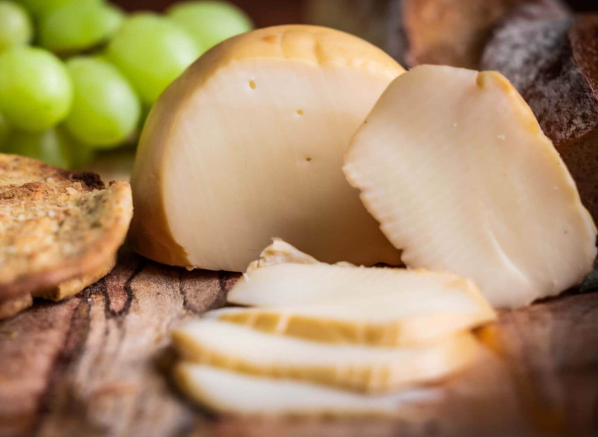 Scamorza Affumicata mit Trauben und Brot